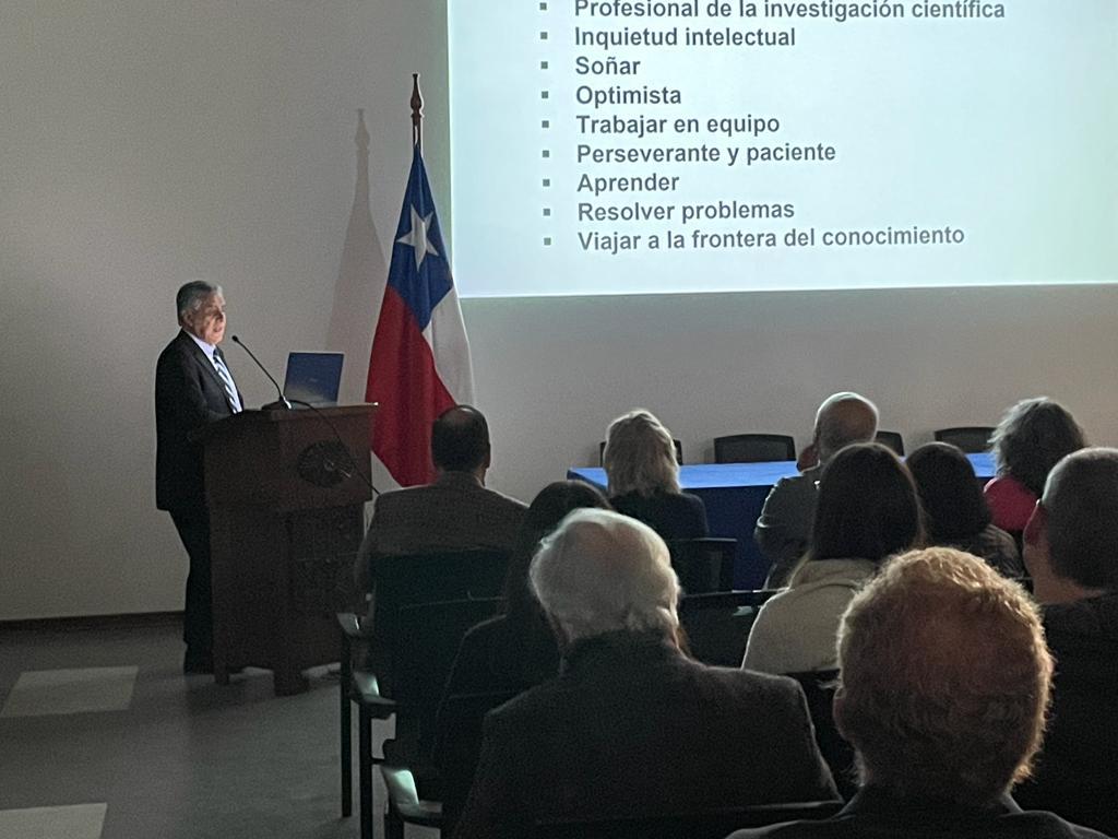 El premio Nacional de Ciencias Naturales 2022, Dr. Sergio Lavandero González, dictó la charla magistral: "Desafíos para el futuro de la Ciencia e Innovación en Chile". 
