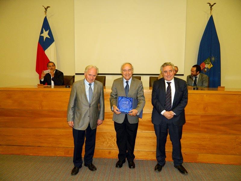 Durante la ceremonia se hizo entrega de un reconocimiento al Profesor Fernando Santibáñez por la creación de la carrera de Ingeniería en Recurso Naturales Renovables.