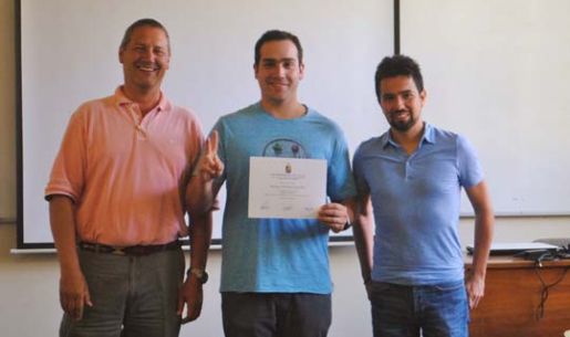Entrega de diploma a Rodrigo Alvarado, junto a los Profesores Thomas Fichet y Danilo Aros