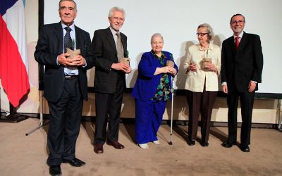 El Premio Nacional de Humanidades Humberto Giannini, el exdecano de Medicina Alfredo Jadresic, la educadora Julia Romeo, la Premio Nacional de Humanidades Carla Cordua y el Rector Víctor Pérez Vera. 