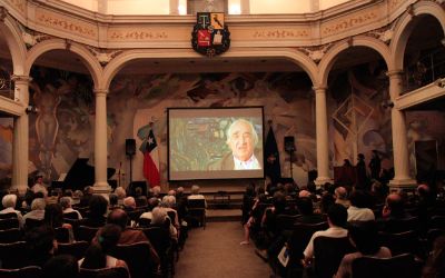  El video en que La Chile se ponía en el diván del Dr. Edmundo Covarrubias -Psiquiatra y genetista de la Facultad de Medicina- despertó la risa y la emoción de los asistentes.