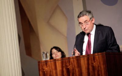 El Dr. Ennio Vivaldi, Vicedecano de la Facultad de Medicina, haciendo una semblanza del Dr. Covarrubias.