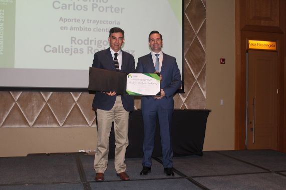 Prof. Rodrigo Callejas recibe el reconocimiento en manos del Sr. Francisco Corral M., Vicepresidente del Colegio de Ingenieros Agrónomos A.G.