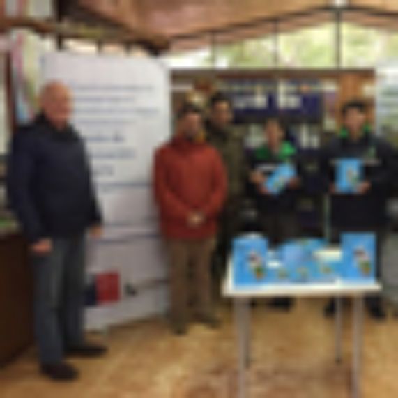 Los docentes  José Ignacio Covarrubias, Rodrigo Callejas y Óscar Seguel visitaron a las autoridades del establecimiento para entregar 20 ejemplares del libro 