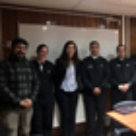 Reunión con personal de la Armada de Chile en la Gobernación Marítima de la ciudad de Castro.