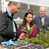 La ejecutiva de proyectos FONDEF, Andrea Hinojosa, recorrió las instalaciones y huertos de kiwi.