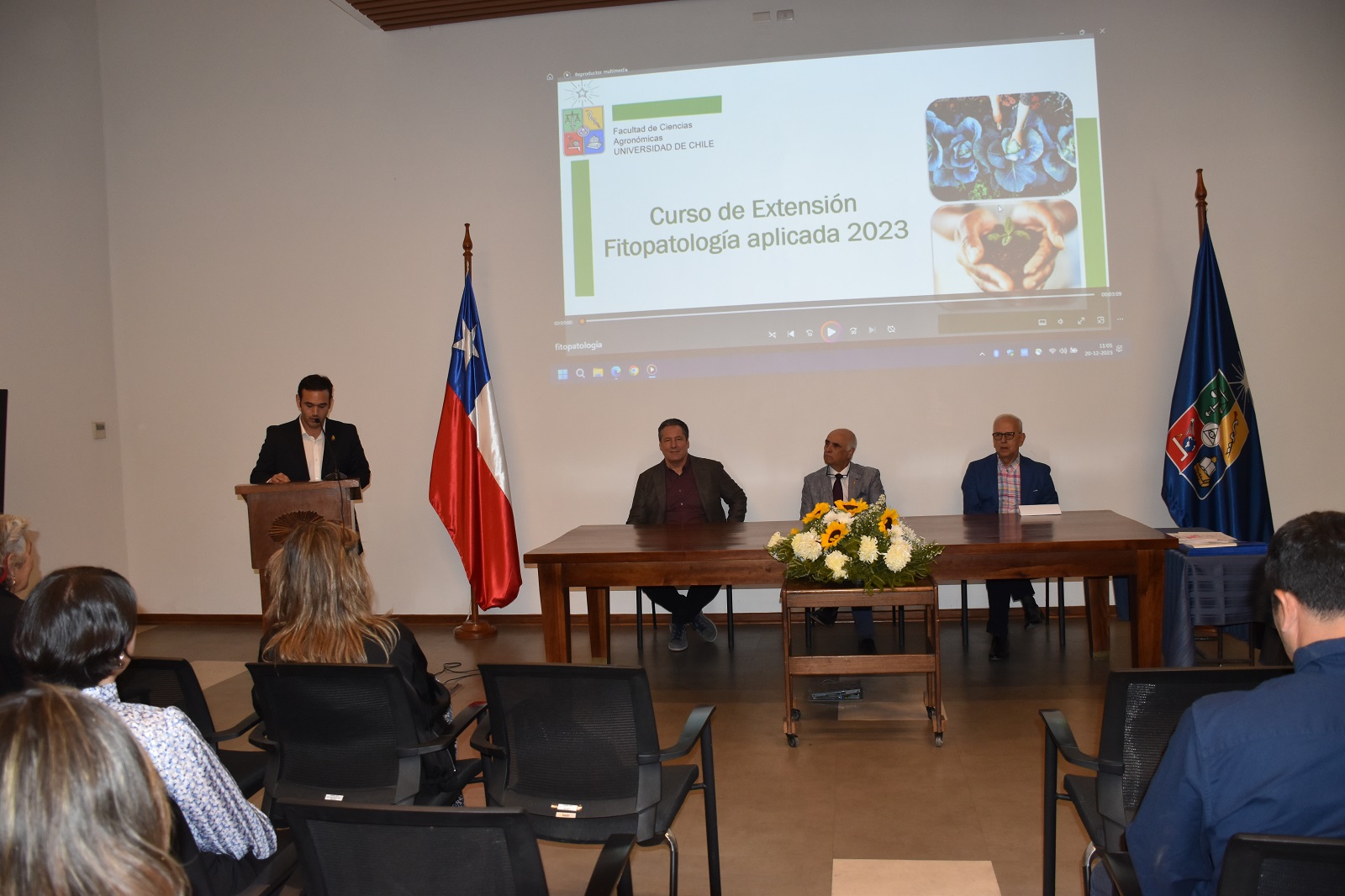 Ceremonia entrega de diplomas a alumnos participantes en la primera versión del Curso de Extensión de Fitopatología Aplicada 2023