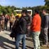 Rodrigo Gómez, administrador del Fundo Los Molinos, explicándoles a los productores pequeños sobre los manejos para la producción de palta.